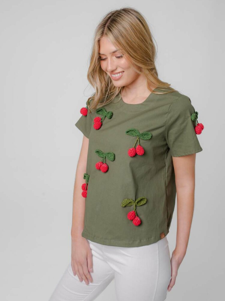 Remera con aplique de cerezas - Verde