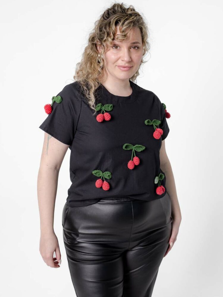 Remera con aplique de cerezas - Negra