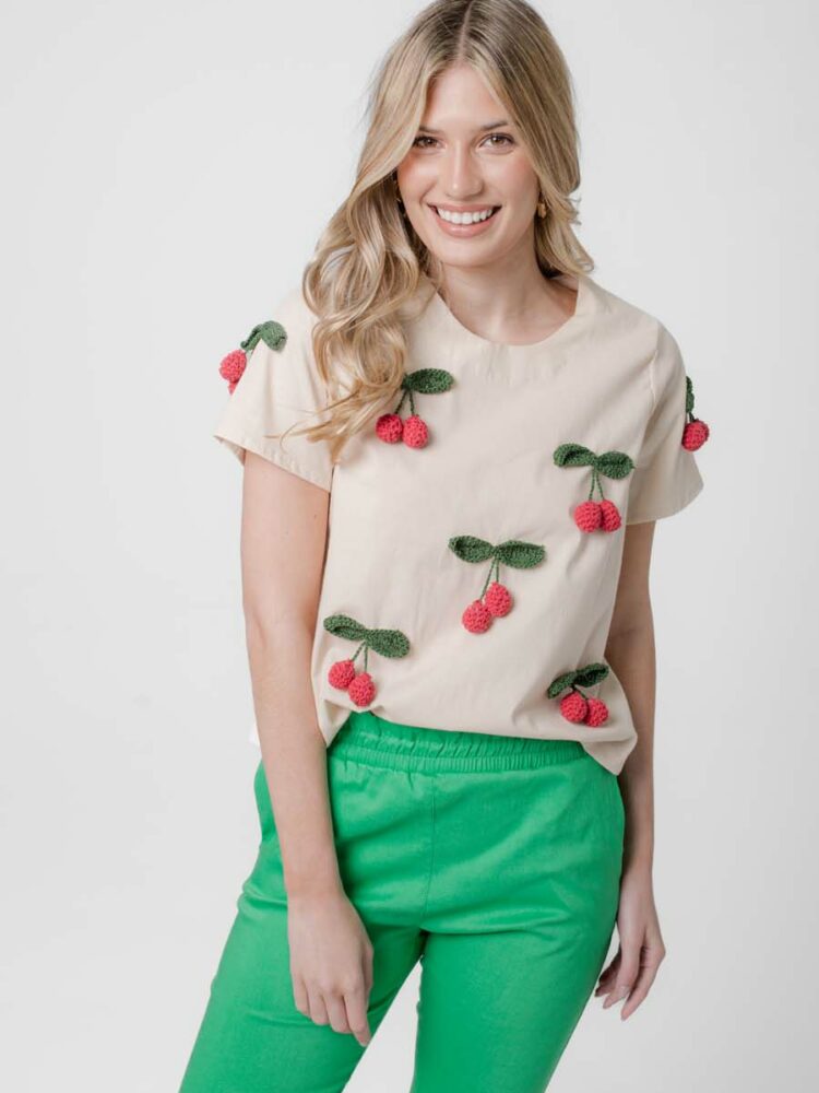 Remera con aplique de cerezas - Beige