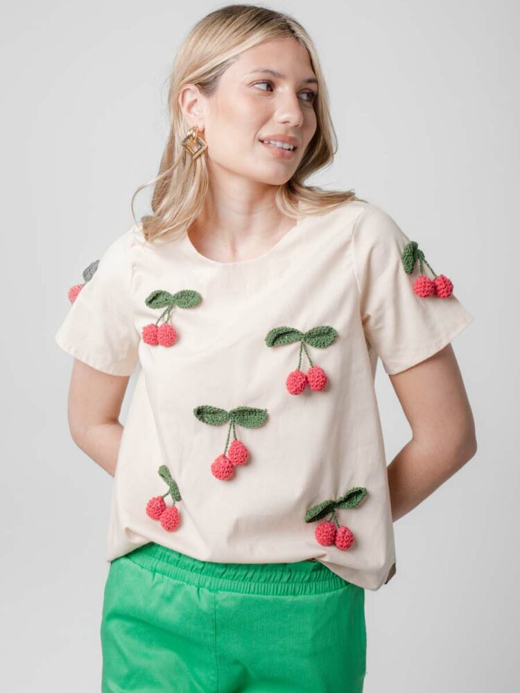 Remera con aplique de cerezas - Beige